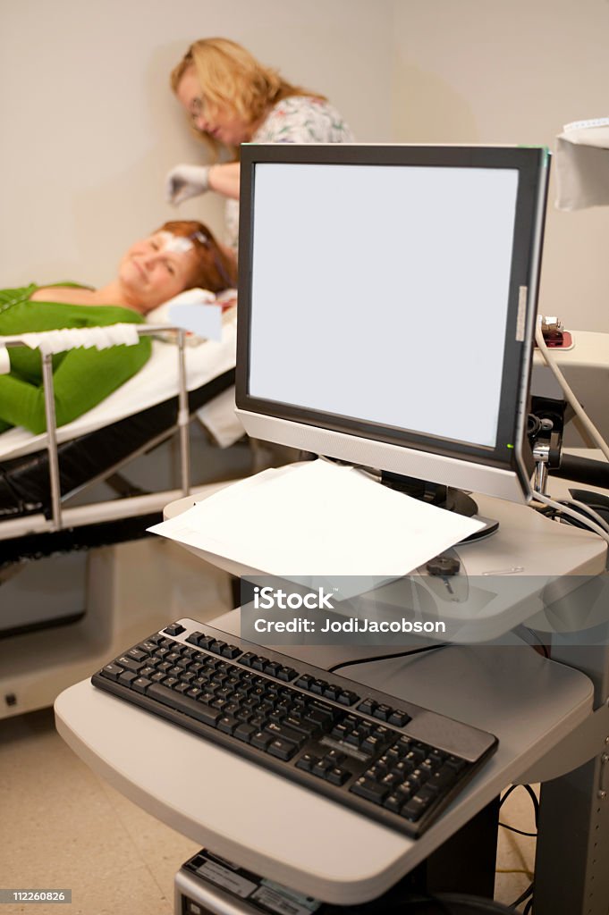 Elettroencefalogramma computer e il paziente - Foto stock royalty-free di Elettroencefalogramma