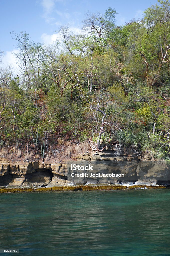 Uma imagem de um oceano cliffs contra um céu nublado - Foto de stock de Avareza royalty-free