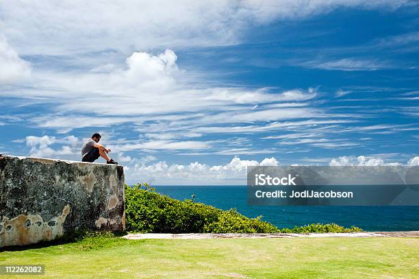 Uomo Con Auricolari Guardando Oceano - Fotografie stock e altre immagini di Adulto - Adulto, Ambientazione esterna, Ascoltare