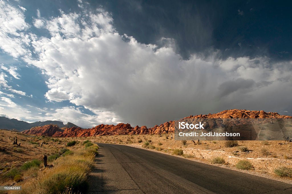 red rock road e storm - Royalty-free Ajardinado Foto de stock