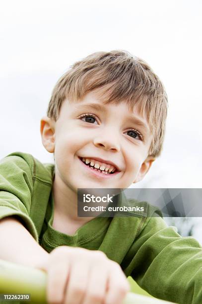 Счастливый Маленький Мальчик — стоковые фотографии и другие картинки 4-5 лет - 4-5 лет, Вертикальный, Весёлый