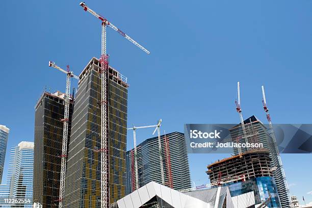 Baustelle Mit Kranich Stockfoto und mehr Bilder von Außenaufnahme von Gebäuden - Außenaufnahme von Gebäuden, Balkengerüst, Bauen