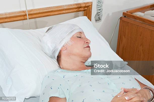 Hospital De Dormir - Fotografias de stock e mais imagens de Ferido - Ferido, Inconsciente, Paciente