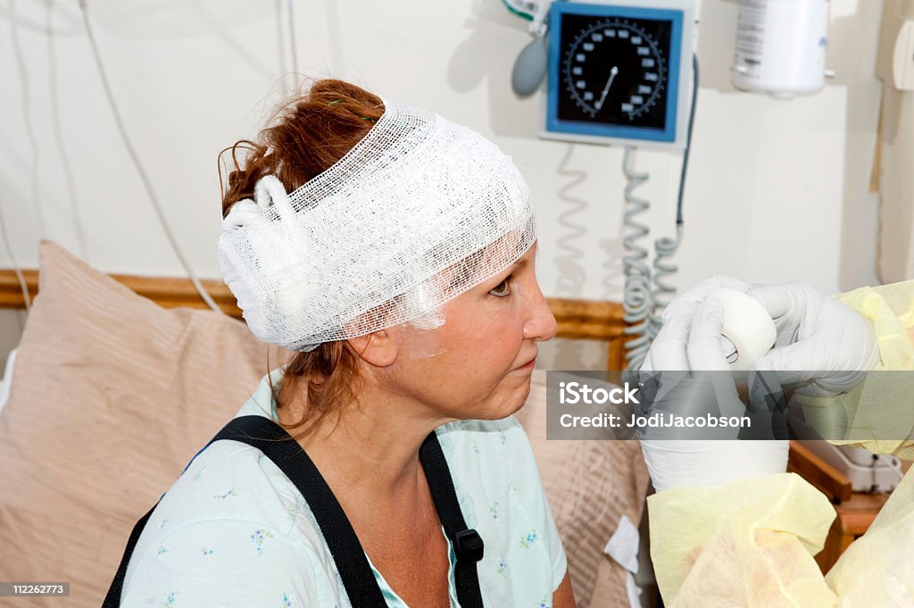 Atención médica: Hospital pacientes con lesiones - Foto de stock de Lesión cerebral libre de derechos