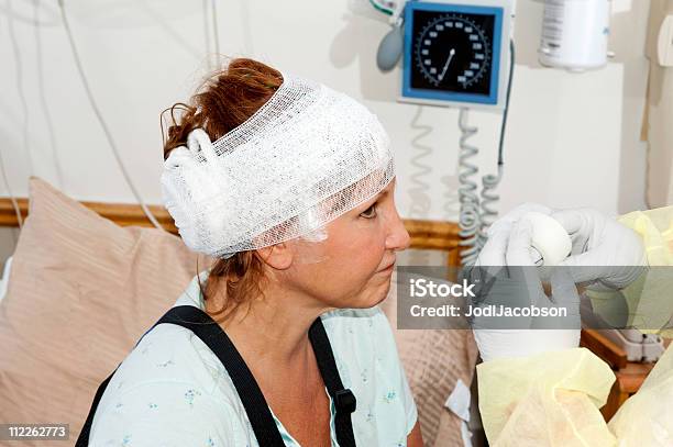 Atención Médica Hospital Pacientes Con Lesiones Foto de stock y más banco de imágenes de Lesión cerebral - Lesión cerebral, Hospital, Angustiado