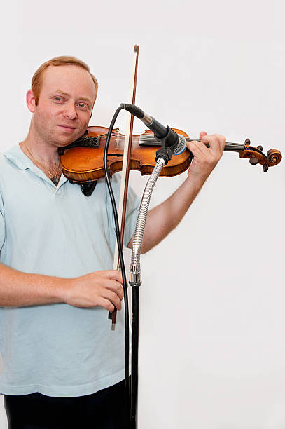 skrzypce entertainer - playing an instrument vertical blurred motion outdoors zdjęcia i obrazy z banku zdjęć