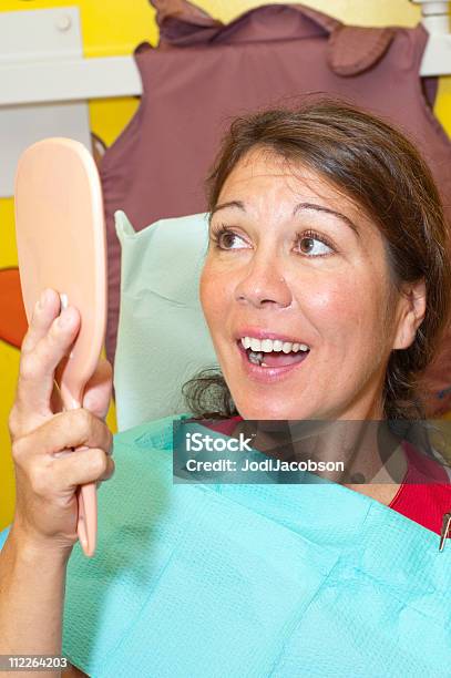 Lächelnde Frau In Dental Büro Stockfoto und mehr Bilder von Arbeiten - Arbeiten, Arzt, Berufliche Beschäftigung