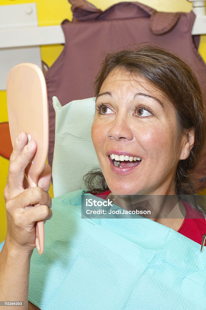 Uśmiechnięta kobieta w gabinecie dentystycznym - Zbiór zdjęć royalty-free (Asystentka stomatologiczna)