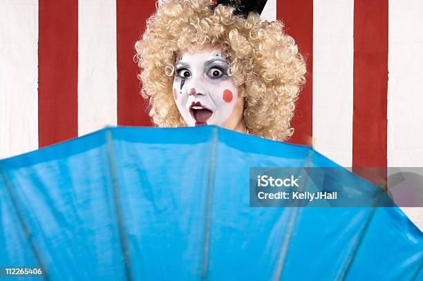 Zaskoczony Patriotic Klaun - zdjęcia stockowe i więcej obrazów Blond włosy - Blond włosy, Emocja, Fotografika