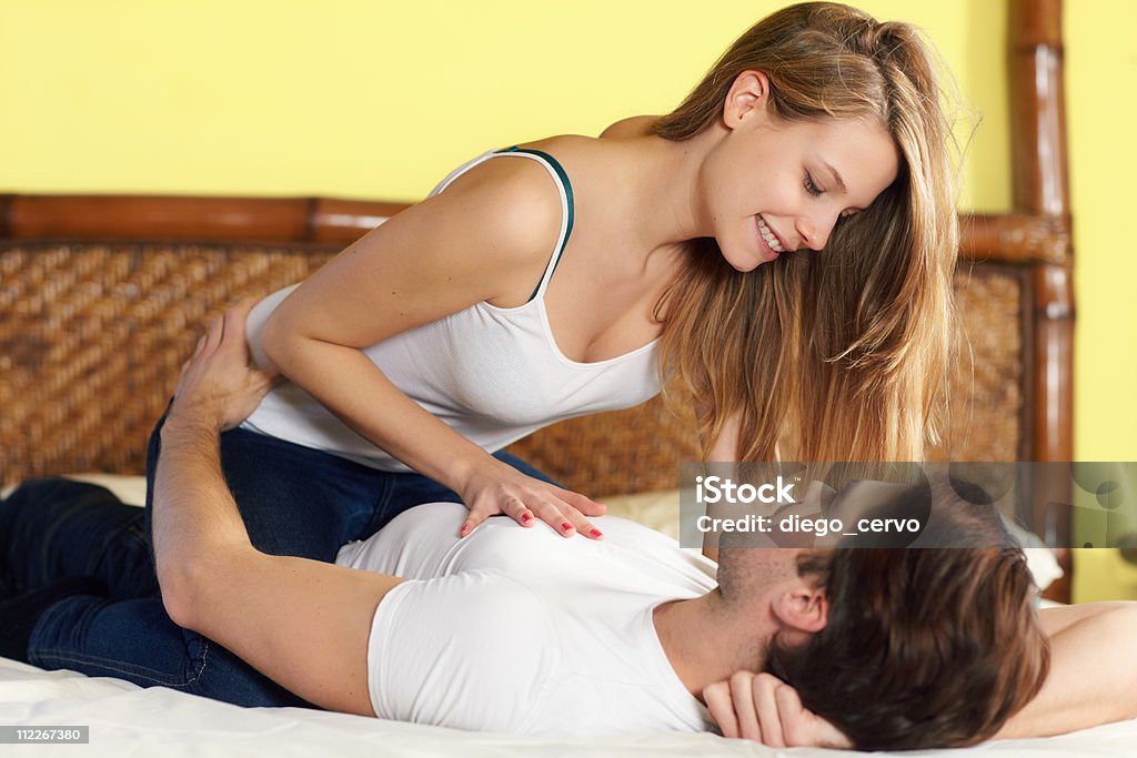 Jeune couple Allongé sur le lit - Photo de Cheveux blonds libre de droits