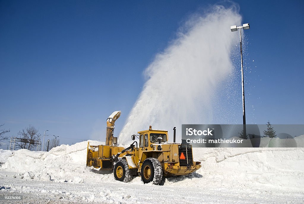 Souffleur de neige en action - Photo de Blanc libre de droits