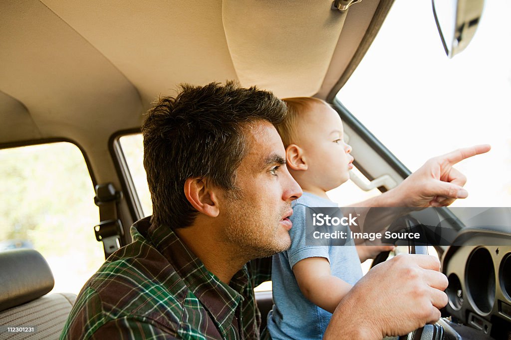 Junger Vater und Sohn im Auto - Lizenzfrei Vater Stock-Foto