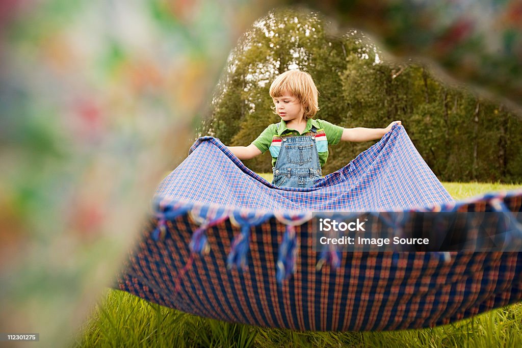 Garçon dans le champ de couverture - Photo de Couverture libre de droits