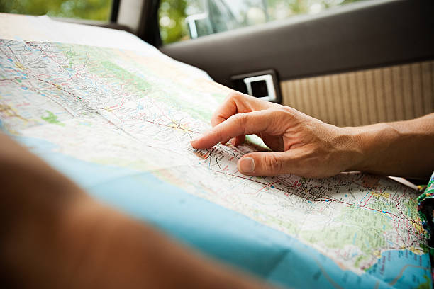 personne avec une carte - map road trip photos et images de collection
