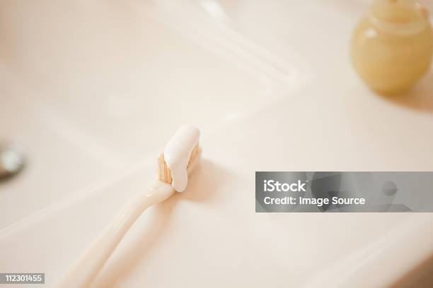 Foto de Escova De Dentes Com Pasta De Dentes Com Pia e mais fotos de stock de Banheiro - Estrutura construída - Banheiro - Estrutura construída, Banheiro doméstico, Brooklyn - New York
