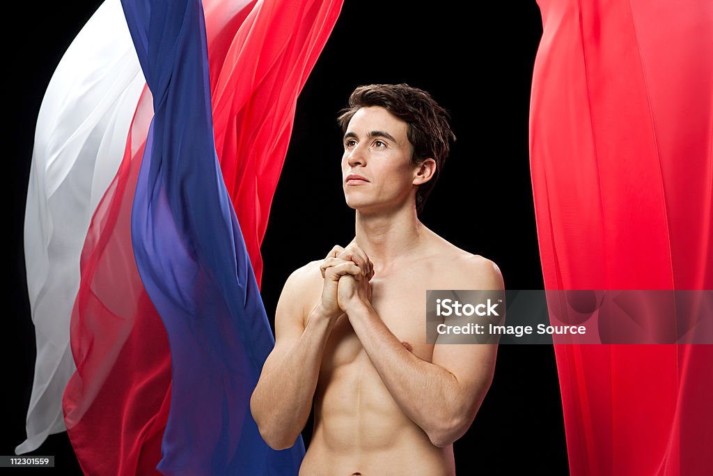 Hombre con bandera francesa, manos juntas - Foto de stock de 20-24 años libre de derechos