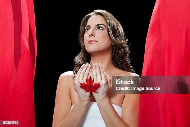 Woman With Maple Leaf Painted On Hands 25-29세에 대한 스톡 사진 및 기타 이미지 - 25-29세, 갈색 머리, 긴 머리