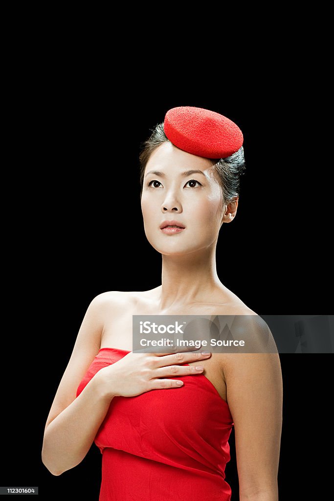 Kobieta w czerwony kapelusz, rękę na piersi - Zbiór zdjęć royalty-free (Ręka na sercu)
