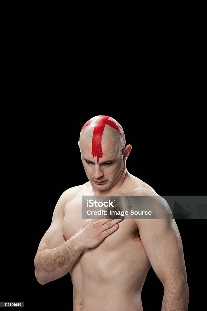 Man with red cross painted on head, hand on chest - 로열티 프리 30-34세 스톡 사진