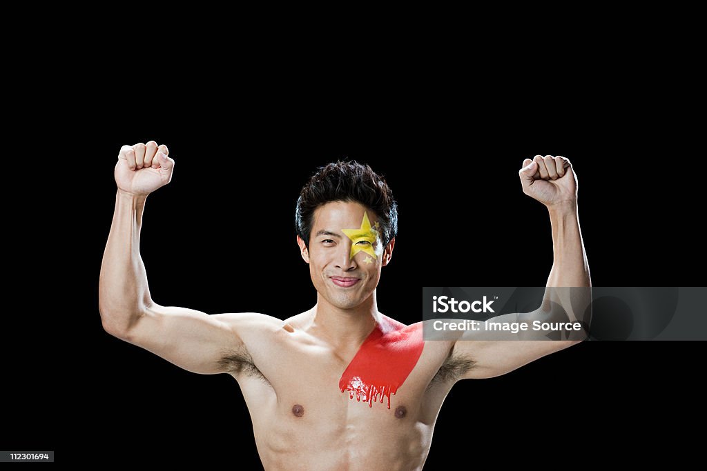 Homem com bandeira chinesa de pintura no rosto e ombros comemorando - Foto de stock de 20-24 Anos royalty-free