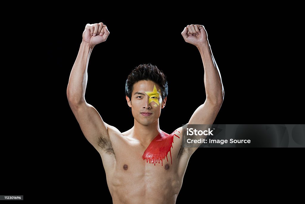 Homme avec drapeau chinois peint visage et des épaules Acclamation de joie - Photo de 20-24 ans libre de droits