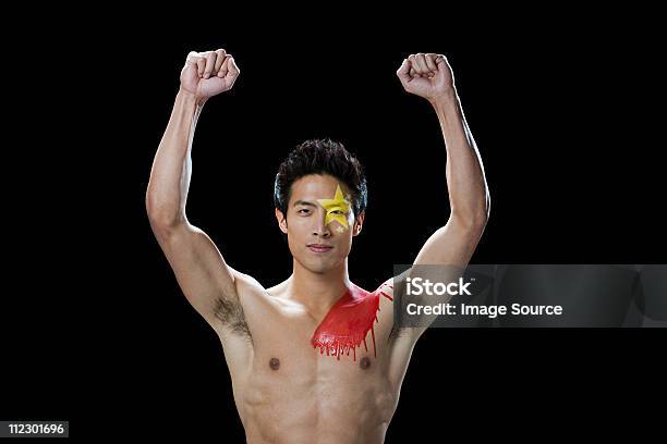 Homem Com Bandeira Chinesa Pintou O Rosto E Dos Ombros A Celebrar - Fotografias de stock e mais imagens de 20-24 Anos