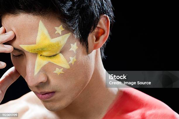 Uomo Con Bandiera Della Cina Dipinto Su Spianatura E Spallamento - Fotografie stock e altre immagini di 20-24 anni