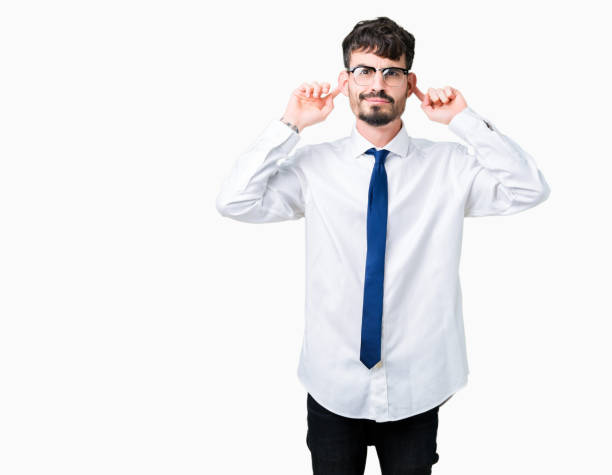 entreprise beau jeune homme portant lunettes sur fond isolé smiling traction oreilles avec les doigts, geste drôle. problème d’audition - casting glass photos et images de collection