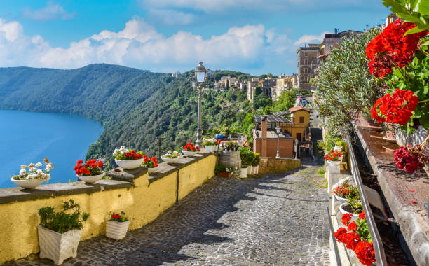 vue panoramique à castel gandolfo, avec le lac d’albano, dans la province de rome, lazio, italie. - lazio photos et images de collection