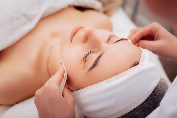 mooi goed uitziende vrouw, een bezoek aan een kliniek cosmetologie - masker stockfoto's en -beelden