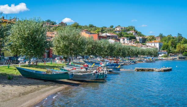 vue panoramique à marta, sur le lac de bolsena, province de viterbo, latium. - viterbo province photos et images de collection