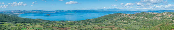 vue panoramique sur le lac de bolsena de montefiascone, province de viterbo, latium, italie centrale. - viterbo province photos et images de collection