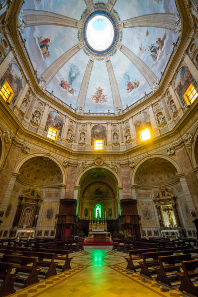 vista interna nella basilica di santa margherita a montefiascone, provincia di viterbo, lazio, italia centrale. - viterbo province foto e immagini stock