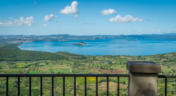 vista panoramica a montefiascone sul lago di bolsena, provincia di viterbo, lazio, italia centrale. - viterbo province foto e immagini stock