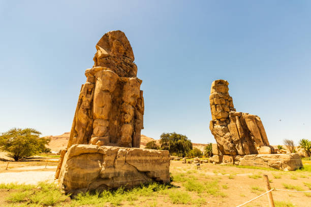 egypt. luxor. the colossi of memnon - safaga imagens e fotografias de stock