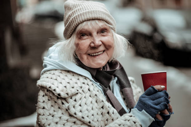 ritratto di una bella donna allegra invecchiata - senzatetto foto e immagini stock