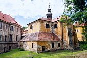 barocken-zisterzienser-kloster-plasy-region-plzen-tschechische-republik-sonnigen-sommertag.jpg?b=1&s=170x170&k=20&c=KbNZ-q-bDDI8hgm2QkCtzkmHmIbzUxNU2qB5jC_PUIU=