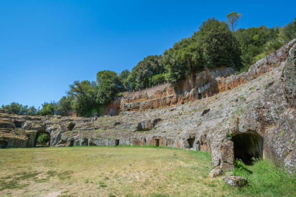 anfiteatro romano a sutri, provincia di viterbo, lazio (italia) - viterbo province foto e immagini stock