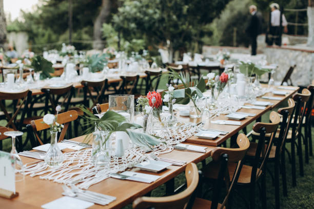 ajuste de la tabla para una fiesta evento o recepción de la boda - wedding reception wedding table hotel reception fotografías e imágenes de stock