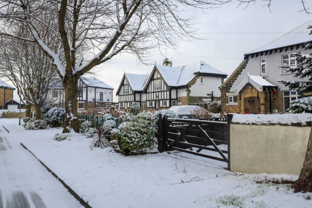 calle nevada de semi-unifamiliar casas en reino unido, en invierno - detatched house fotografías e imágenes de stock