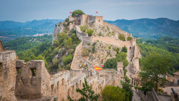 vista panorâmica do castelo medieval de jativa em valência, espanha - vegetação mediterranea - fotografias e filmes do acervo