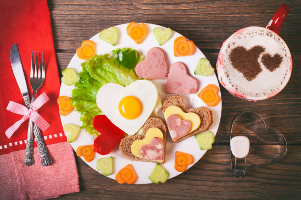 petit déjeuner le jour de la saint-valentin sur une table en bois rustique. - fried egg lettuce vegetable lunch photos et images de collection