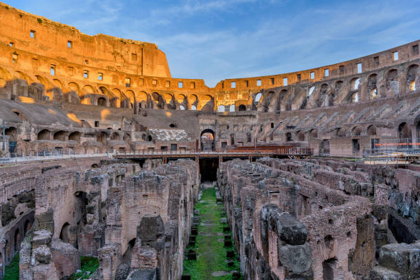interno del colosseo - una vista al tramonto dell'arena e dell'ipogeo circondati da antiche alte mura all'interno del colosseo. roma, italia. - colosseo foto e immagini stock