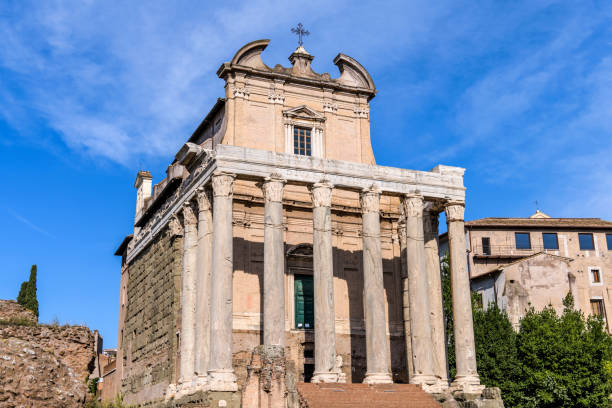 ancient roman temple - a front closeup view of the 2nd-century roman temple of antoninus and faustina, later converted to a roman catholic church named as san lorenzo in miranda, in roman forum. rome, italy. - moulding architecture and buildings monument column imagens e fotografias de stock