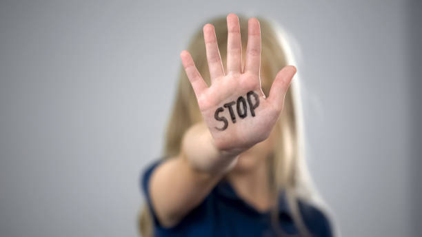 menina mostrando sinal de stop - protest stop gesture stop sign no - fotografias e filmes do acervo