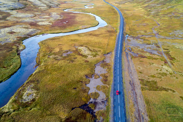 vista aérea del coche rojo en el camino en islandia - snaefellsnes fotografías e imágenes de stock