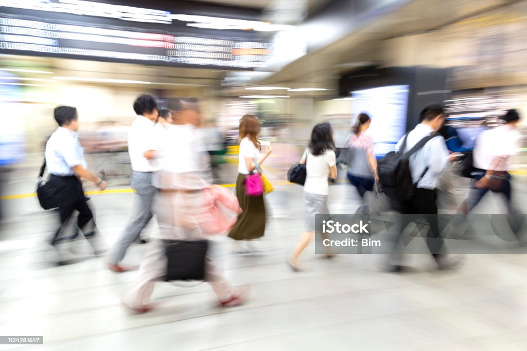 Hora Punta En La Estación De Metro Gente Caminando Metro De Tokio Japón  Foto de stock y más banco de imágenes de Andar - iStock