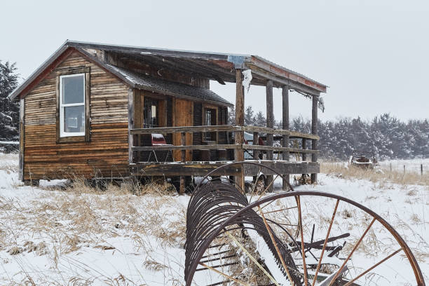 rustic cabin in nebraska - corn snow field winter imagens e fotografias de stock