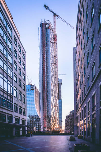 bauarbeiten in der nähe von canary wharf, london - construction equipment large construction crane stock-fotos und bilder