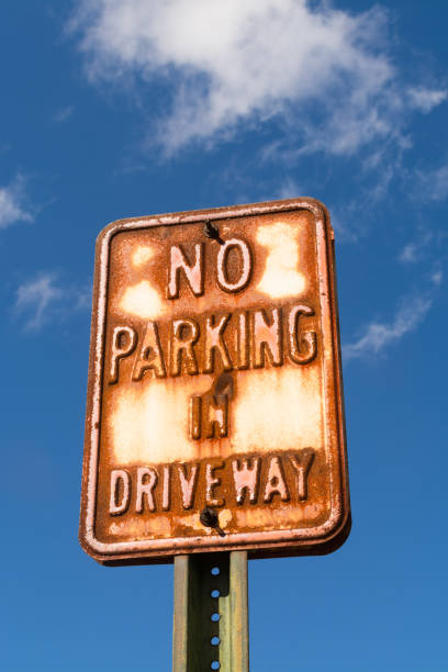 istock No parking in driveway sign 1124296966